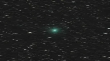 تسجيل صور نادرة لمذنّبين في سماء الإمارات يعزز دور الفلك الدولي في رصد الظواهر الفلكية